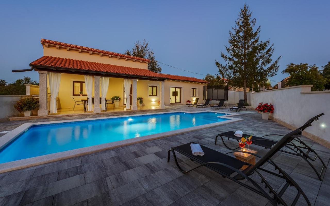 Villa Desapemani Zminj Exterior photo